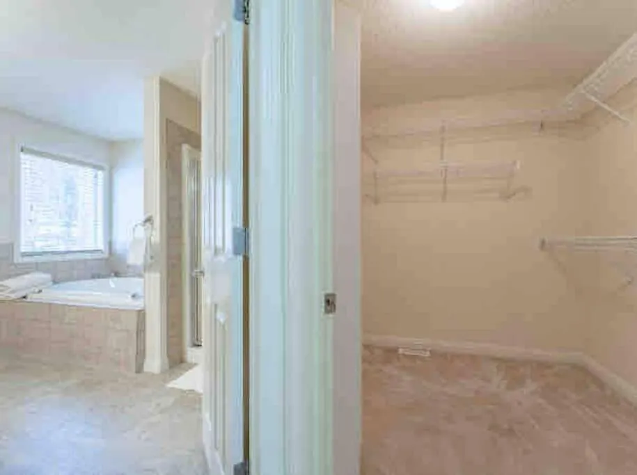 2500 Sq House In Springbank Hill Bl 261818 Villa Calgary