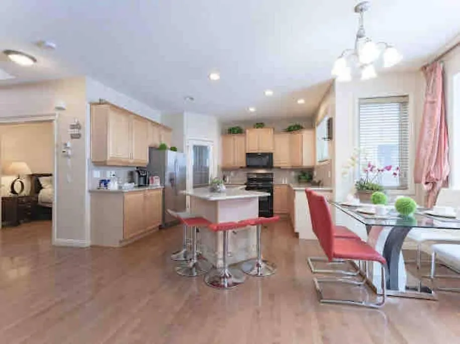 2500 Sq House In Springbank Hill Bl 261818 Villa Calgary