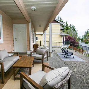 Cozy Renovated Oasis W Private Terrace & Parking Holiday home Victoria