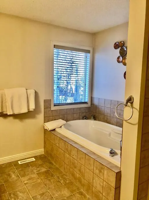2500 Sq House In Springbank Hill Bl 261818 Villa Calgary 0*,