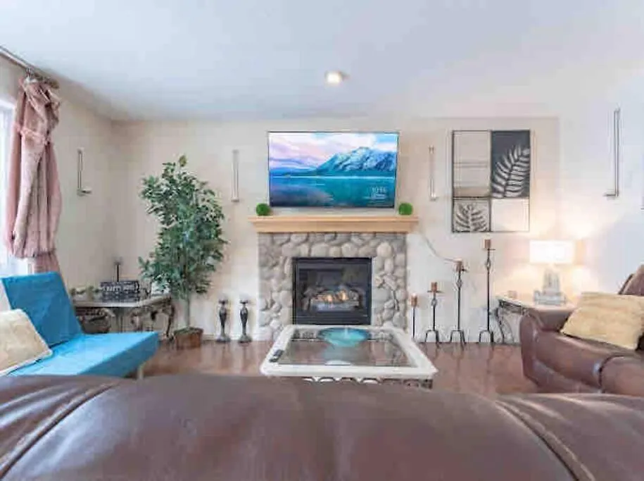 2500 Sq House In Springbank Hill Bl 261818 Villa Calgary Canada