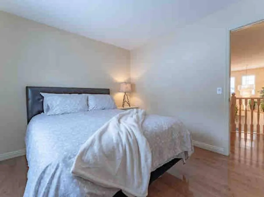 2500 Sq House In Springbank Hill Bl 261818 Villa Calgary Canada