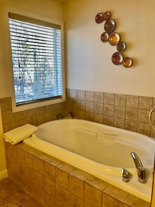 2500 Sq House In Springbank Hill Bl 261818 Villa Calgary